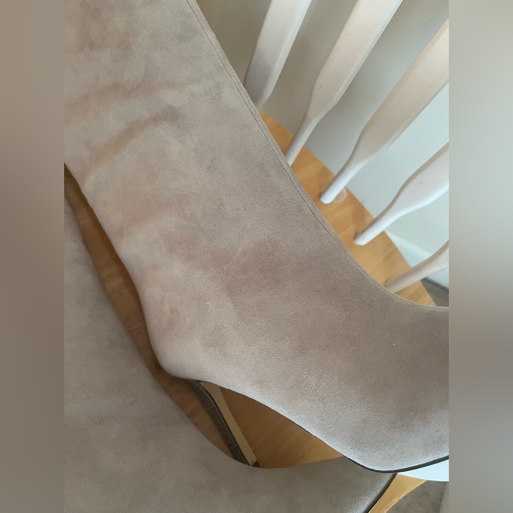 Upgrade your wardrobe with the Richy heeled pointy toe boots.